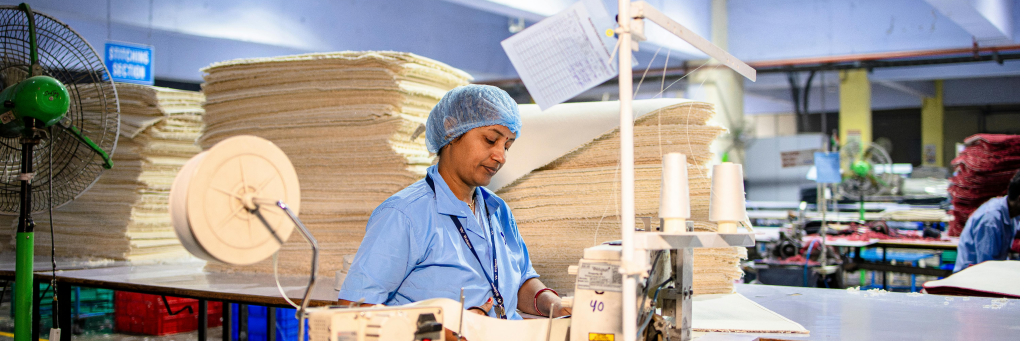 employee operating machine - Manufacturing future with Fireline Broadband
