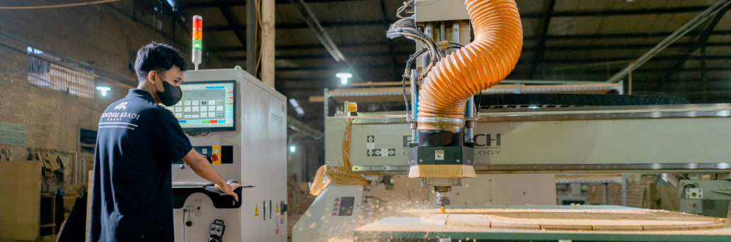 employee operating machine - Manufacturing future with Fireline Broadband