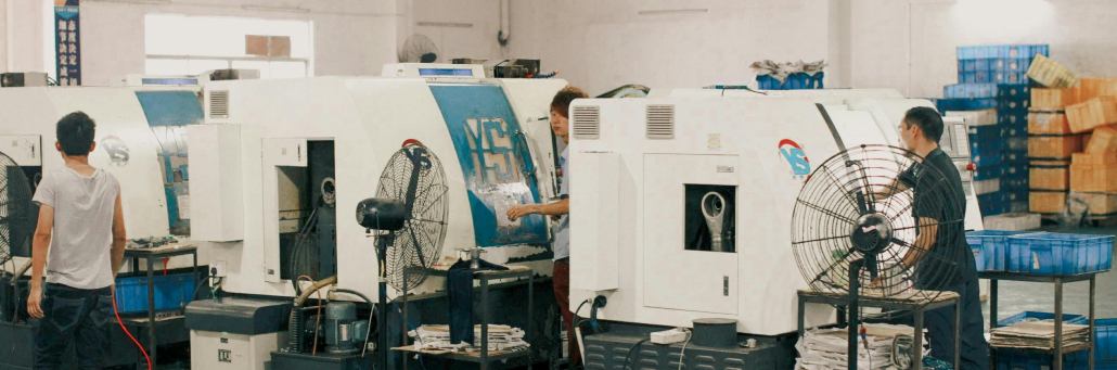 employee operating machine - Manufacturing future with Fireline Broadband