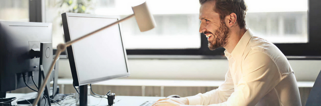 Fireline Broadband Internet Outage Solutions - Man using desktop and monitor