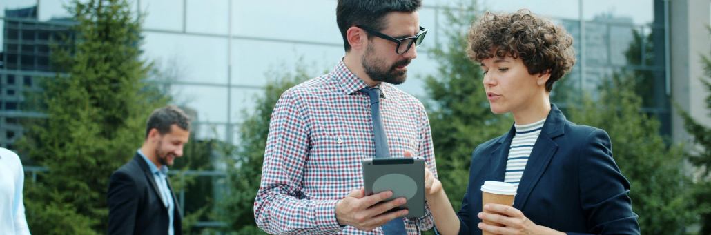 people talking to each other and looking at tablet - network reliability with Fireline Broadband