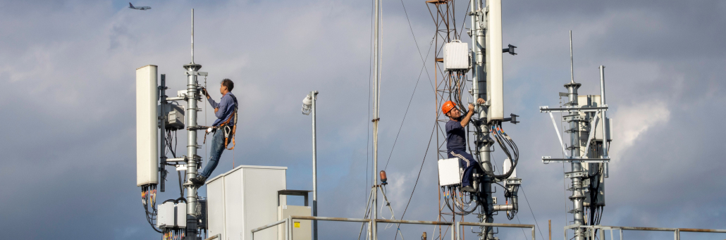 fixed wireless vs 5G - Fireline Broadband - technicians working on towers